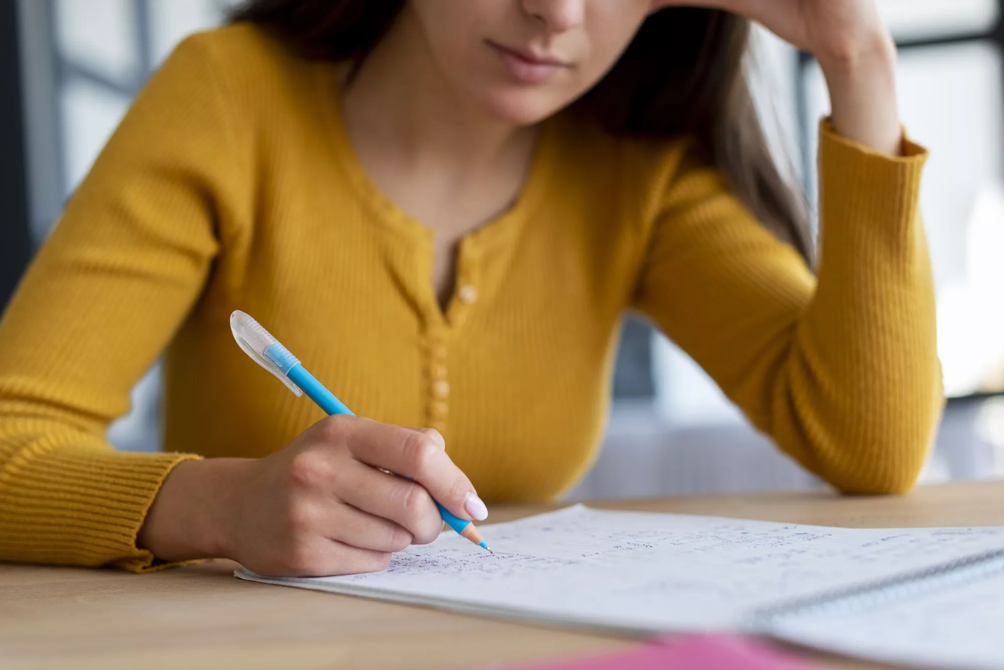 Chica estudiando oposiciones estadística